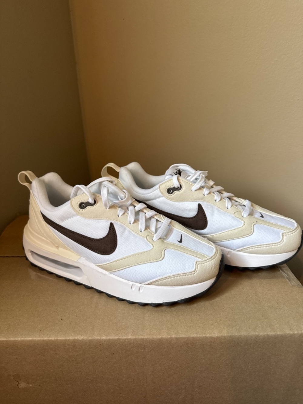 Woman’s Air Max Dawn - Picture 2 of 5